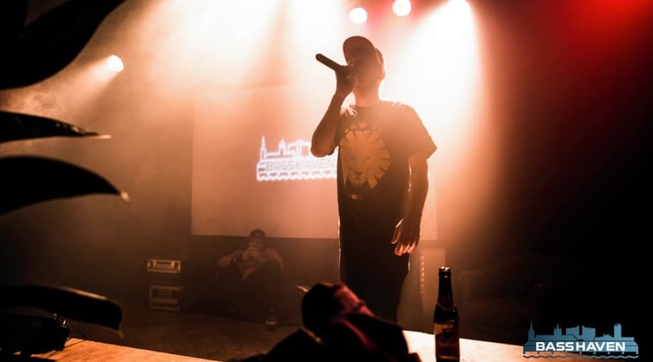 Bij elke opbouw komt er een keiharde drop en gaat iedereen los - ©ellen van lent