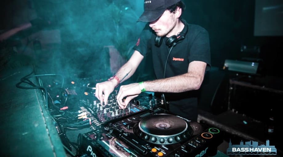 Bij elke opbouw komt er een keiharde drop en gaat iedereen los - ©ellen van lent