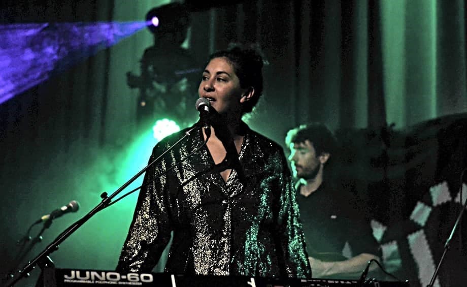 Amber Gomaa verbindt de Muzerije tijdens Popronde - ©ronaldrijken