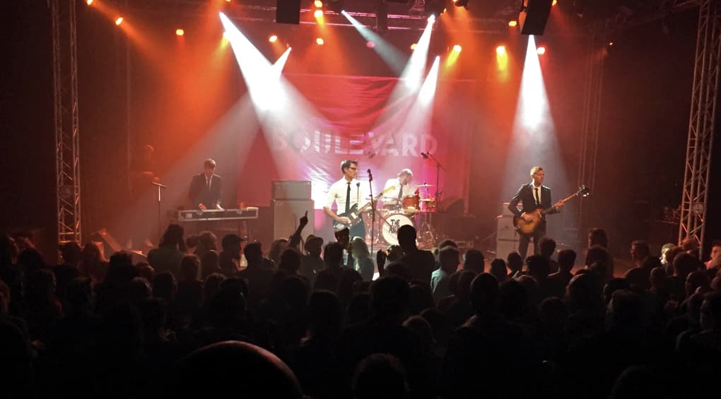 Instrumentals van The Akulas surfen door BLVRD-theatertent