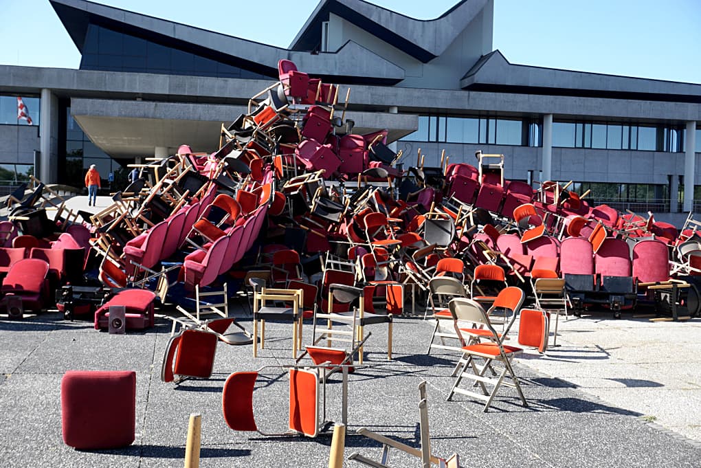 Theaterstoelenberg Provinciehuis 00 Theatrale blokkade